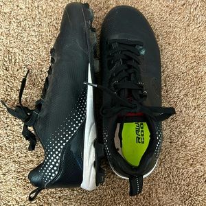 Men’s baseball molded cleats. Black with green on the inside.